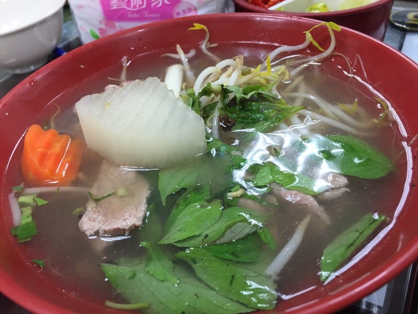 【鶯歌美食】紅梅小吃：婆婆帶路，南雅夜市超好吃越南菜！