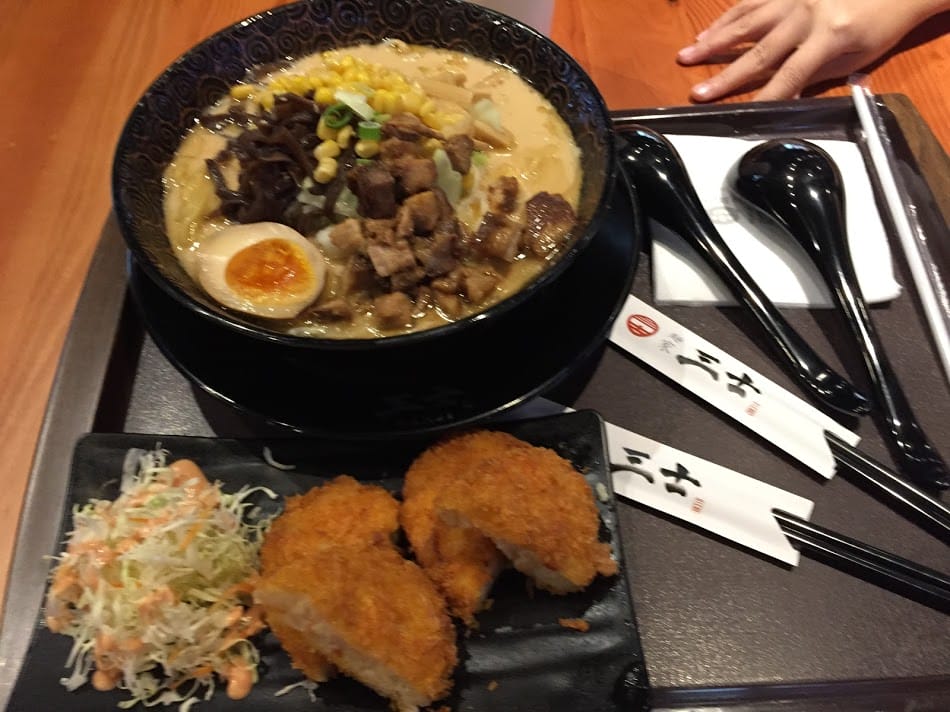 [台北]三創園區美食街。麵家三士拉麵