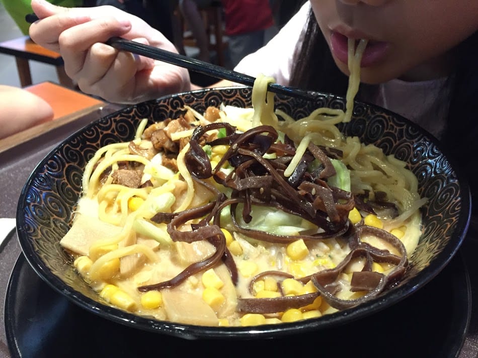 [台北]三創園區美食街。麵家三士拉麵