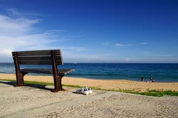 從海堤的木椅上頭俯瞰山水沙灘，總是有著更多慵懶的度假情調